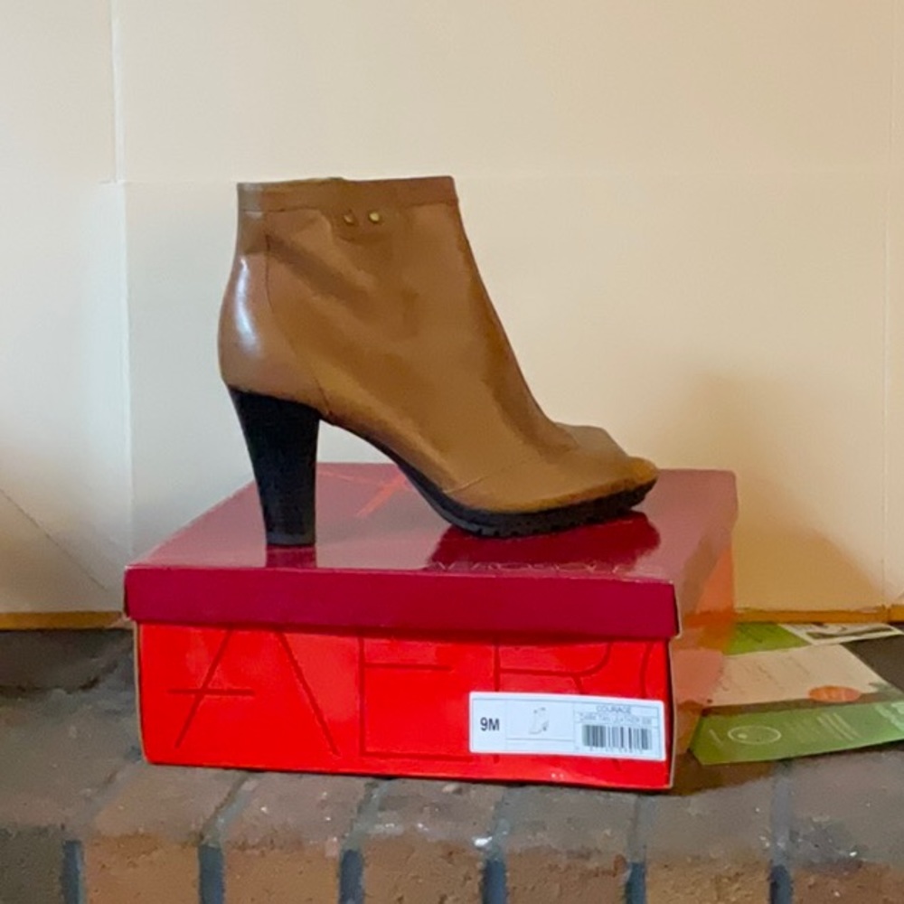 New Aerosols Courage  Size 9M Dark Tan Peep Toe Booties